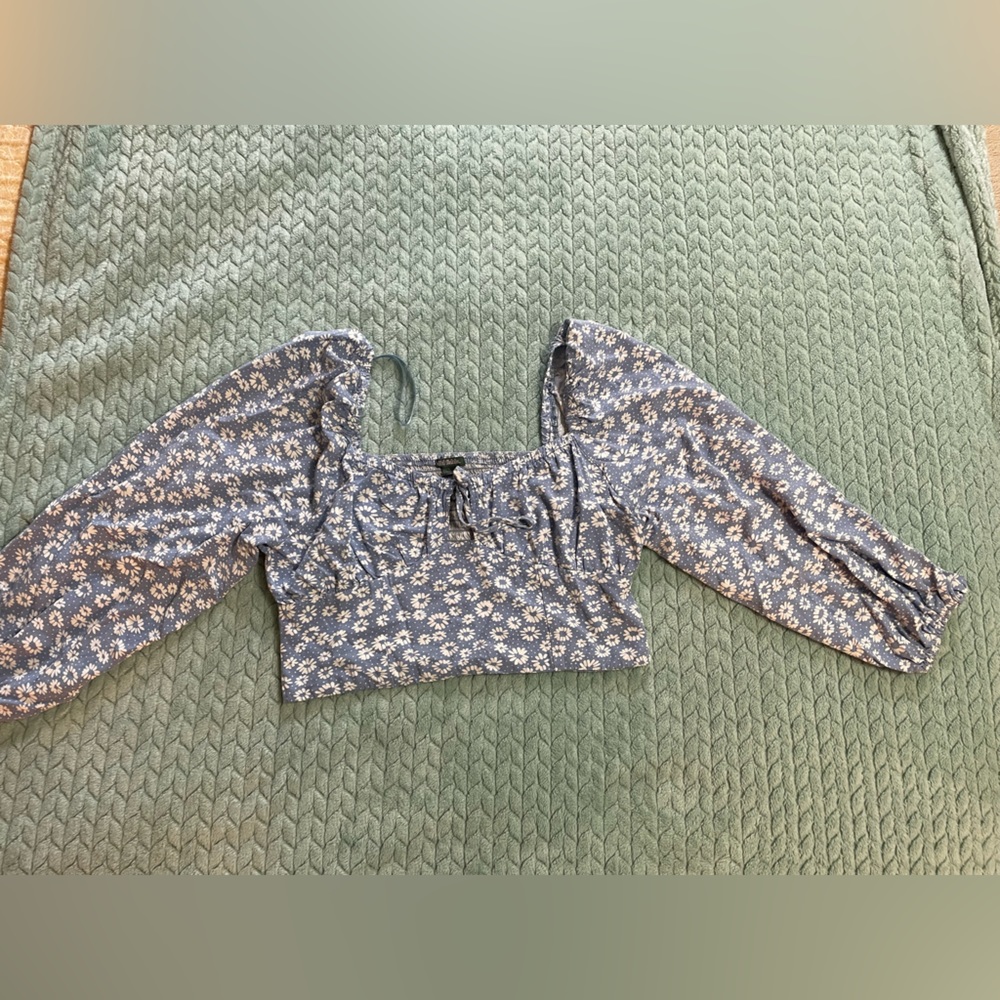 Wild Fable Size medium daisy crop top